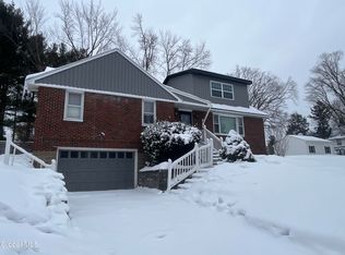 4 Sitzmark Ln, Rensselaer, NY 12144