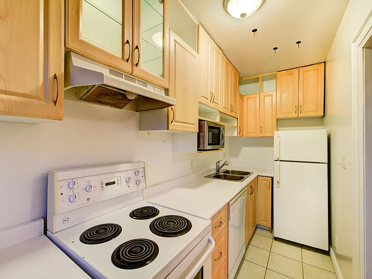 938 Avenue Rd #3 — Photo 26