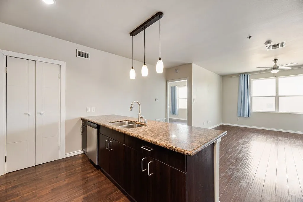 2 bed, 1300 sqft, $1,899 — Photo 2