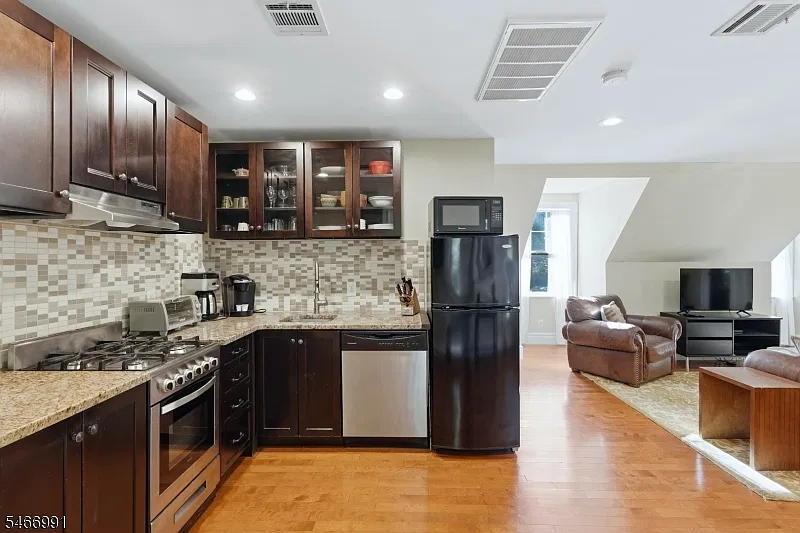 2 bed, 1.0 bath, $5,000 — Photo 4