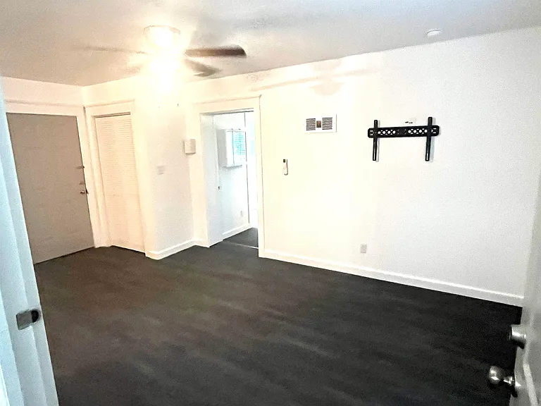 685 S Waukeenah St #B — Photo 3