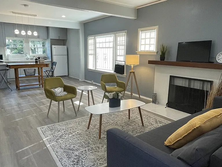 Robinson Ave — Photo 1