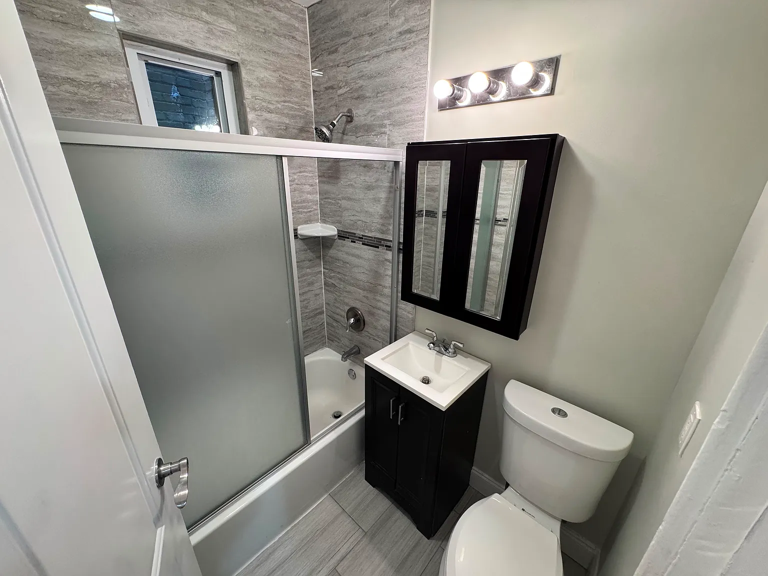 2 bed, 800 sqft, $2,100 — Photo 4