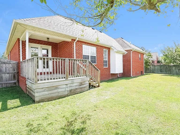 210 Valley Ct — Photo 16