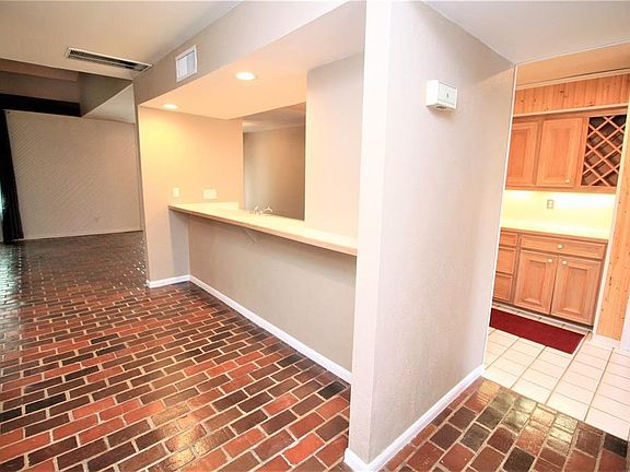 2nd image of 3907 Knollcrest Dr