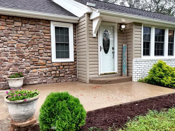 749 Hillcrest Dr, Mc Caysville, GA 30555