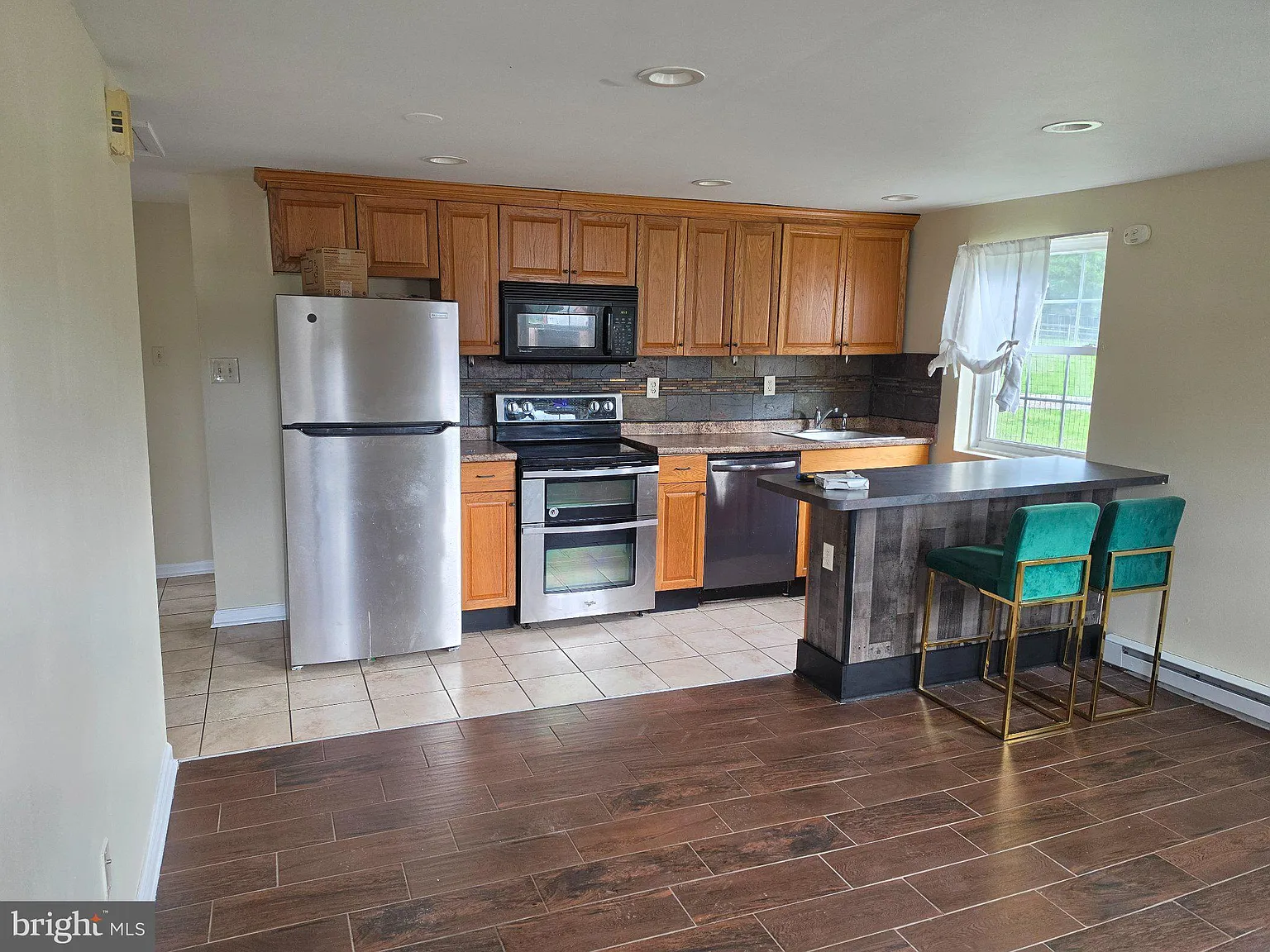 2 bed, 1.0 bath, 575 sqft, $1,600 — Photo 2