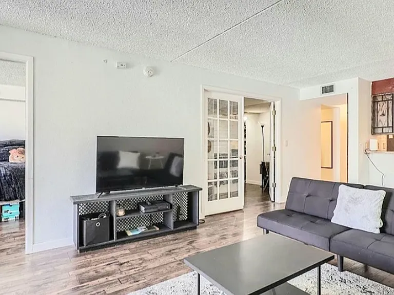 805 29th St #405 — Photo 3