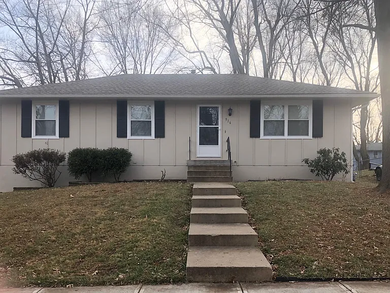 916 NE Wien Ave — Photo 1