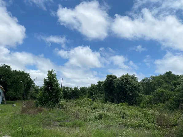 927 S 7th St, Aransas Pass, TX 78336