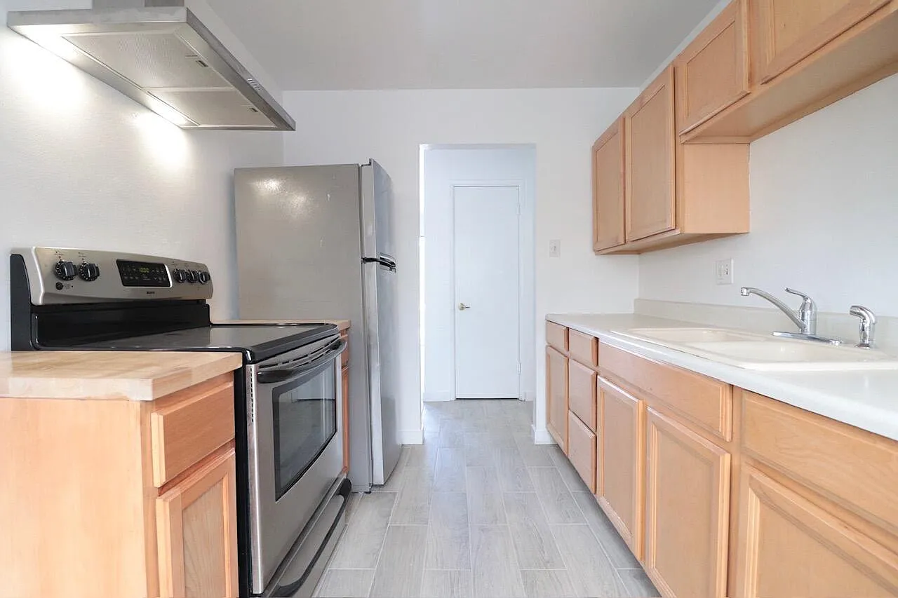 3 bed, 1.0 bath, 924 sqft, $1,850 — Photo 4
