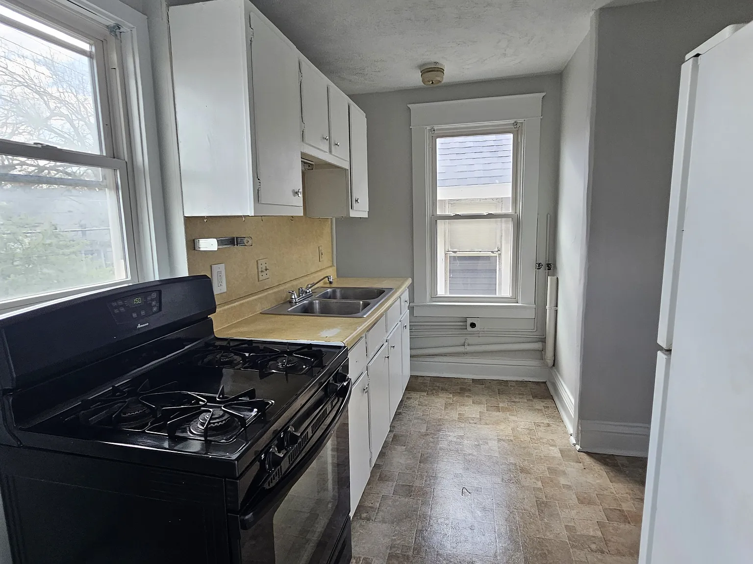 2 bed, $950 — Photo 1