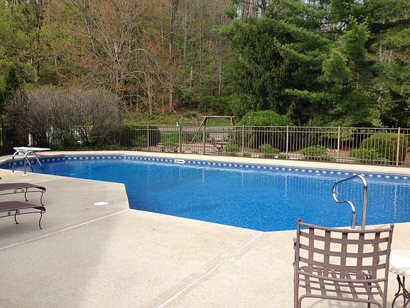 Large pool w/diving board