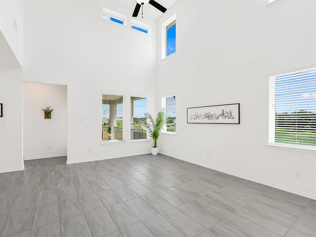 5 bed, 3.0 bath, 2739 sqft, $2,600 — Photo 3
