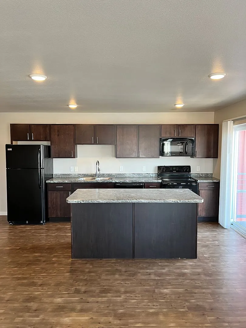 Apartment Complex in Downtown Detroit Lakes — Photo 1