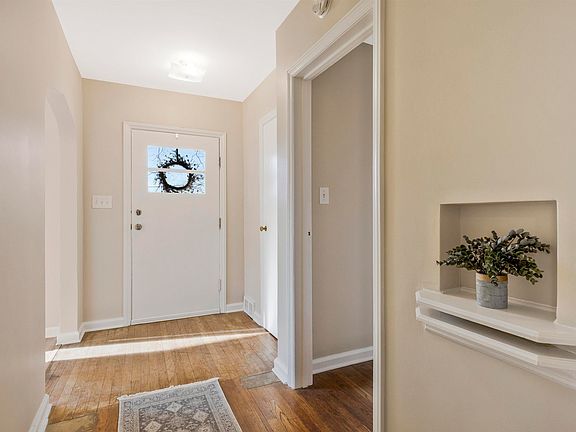 5th image of 5910 Newburgh Rd