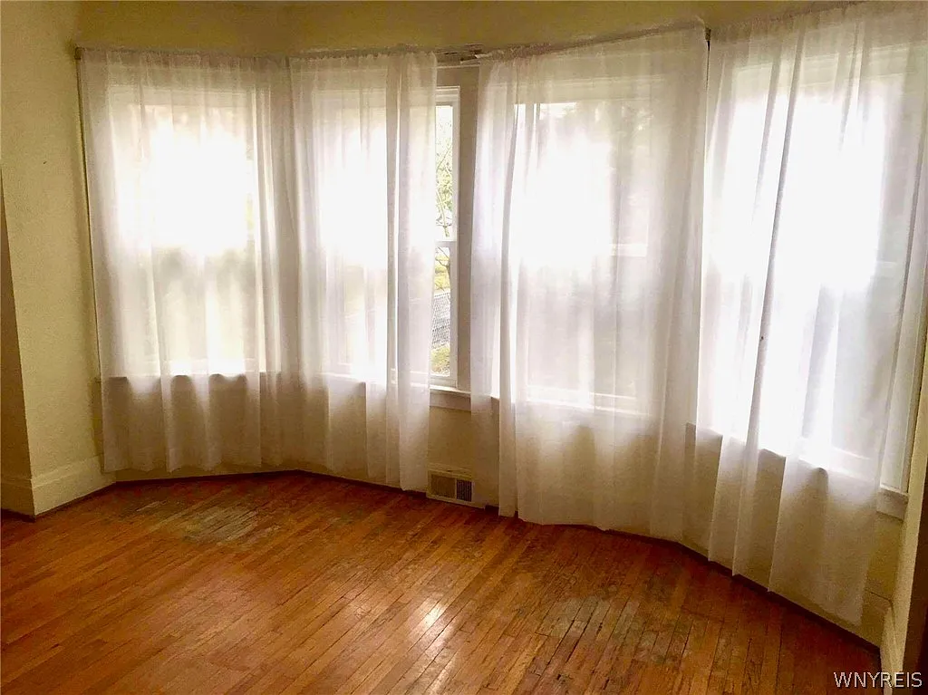 2 bed, 1.0 bath, 2107 sqft, $1,450 — Photo 4