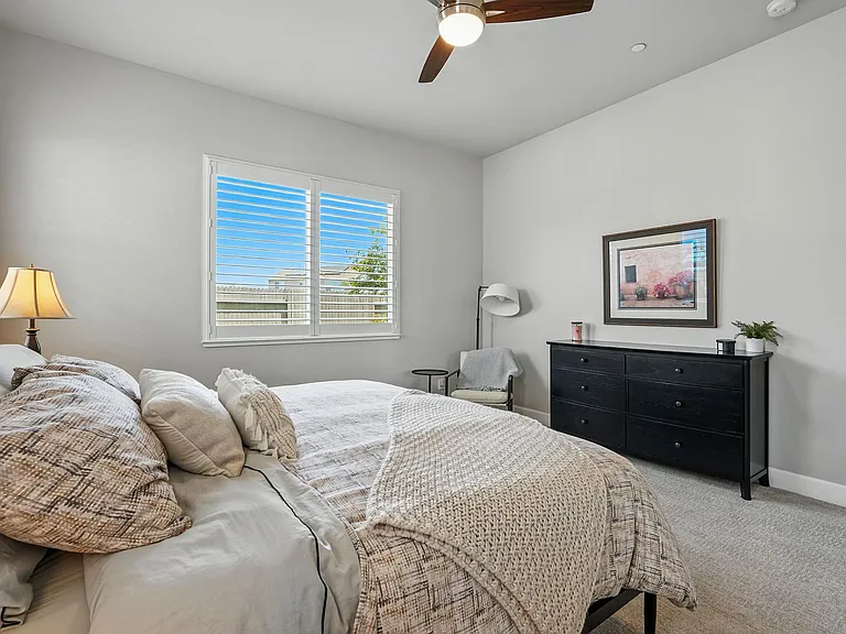 Master bedroom (King size bed)