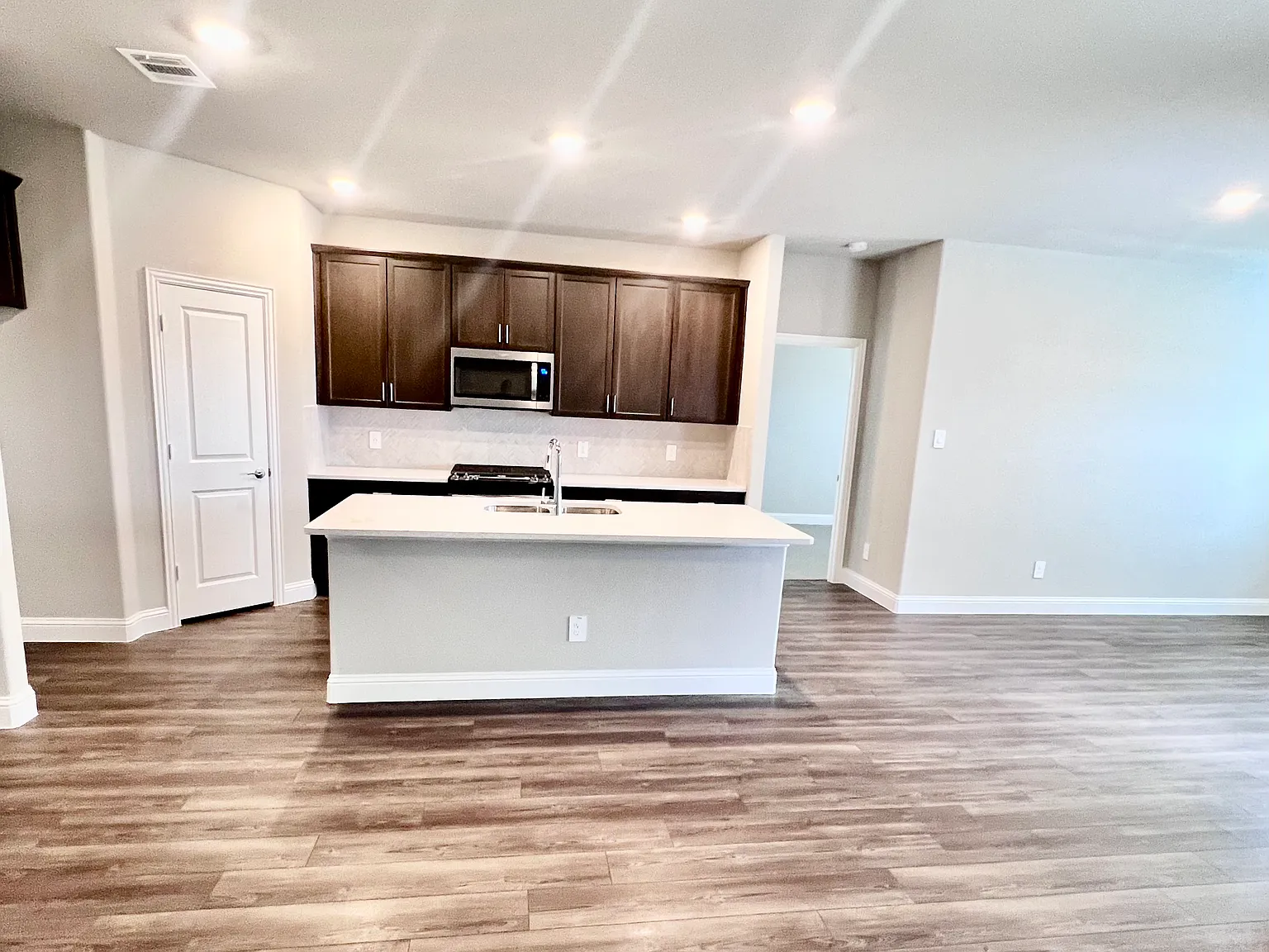 4 bed, 1800 sqft, $2,500 — Photo 4