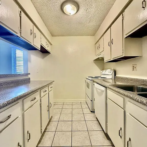 1624D Newport Pl — Photo 2