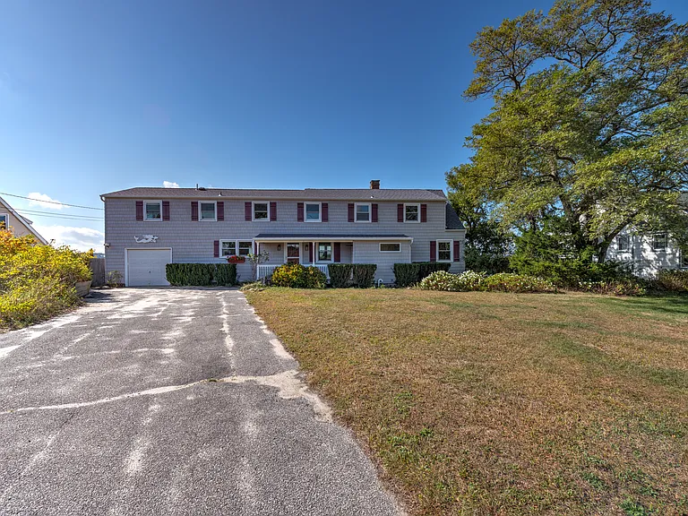 21 E Beach Dr — Photo 2