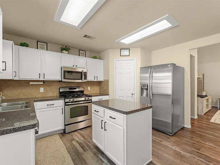 15118 Vincennes Oak St — Photo 7