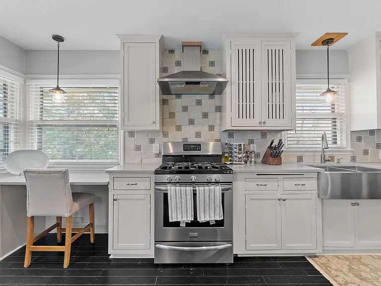 5036 Richmond Dr — Photo 2