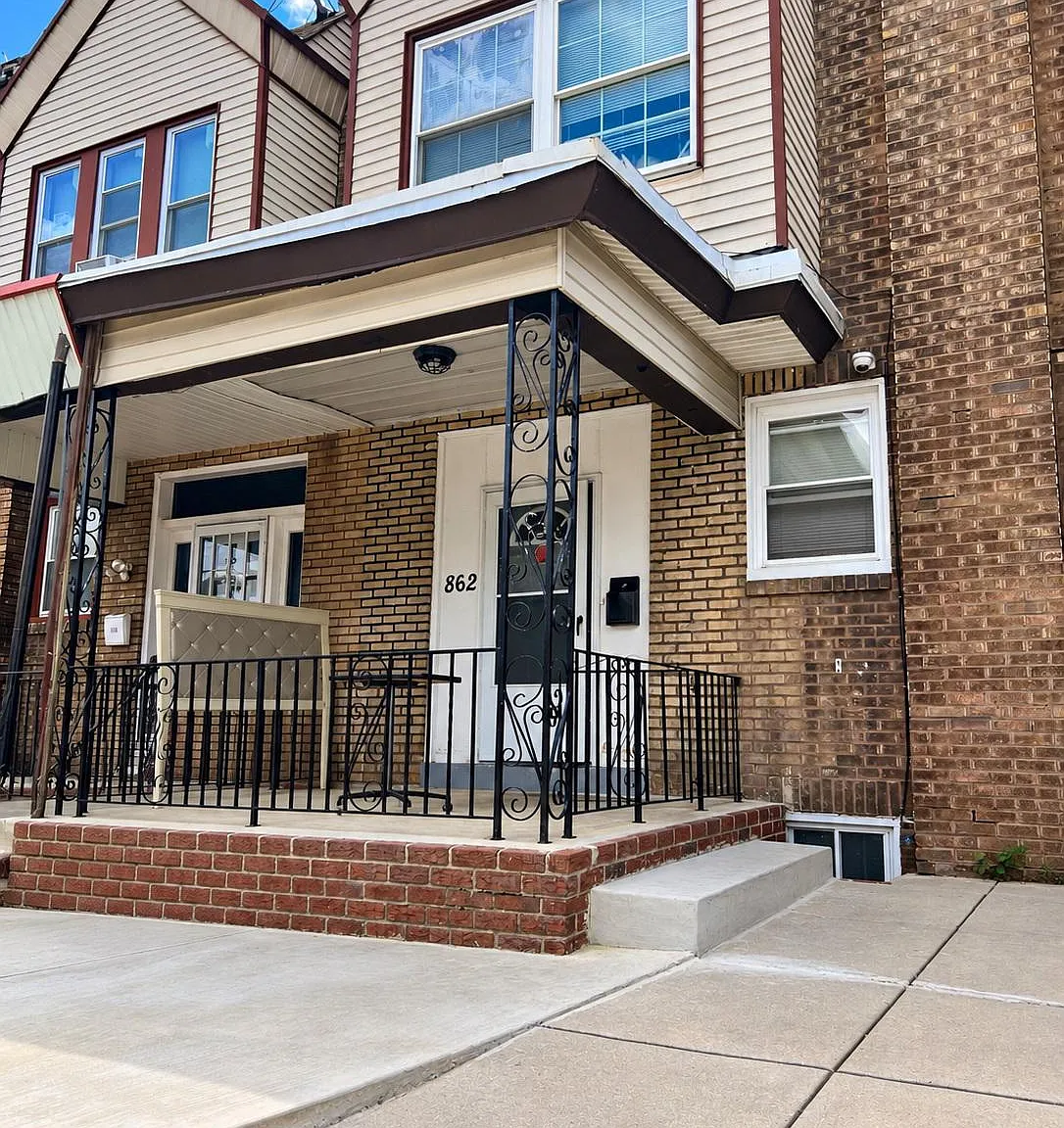 3 bed, 1.0 bath, 975 sqft, $1,700 — Photo 1