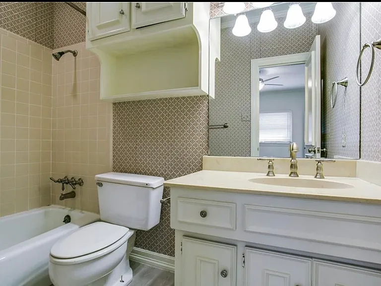4110 Lovers Ln — Photo 17