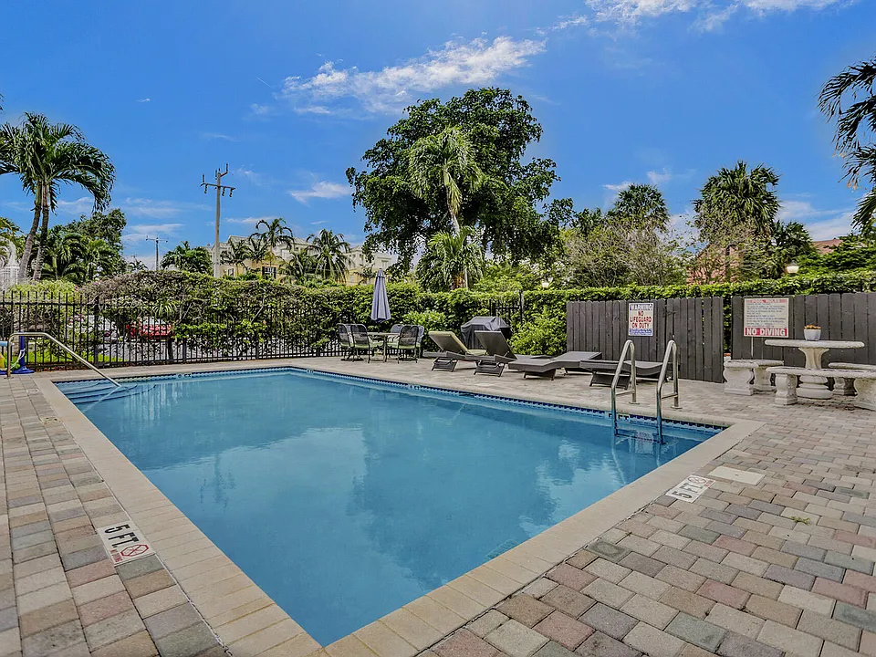 600 NE 7th Ave #8
