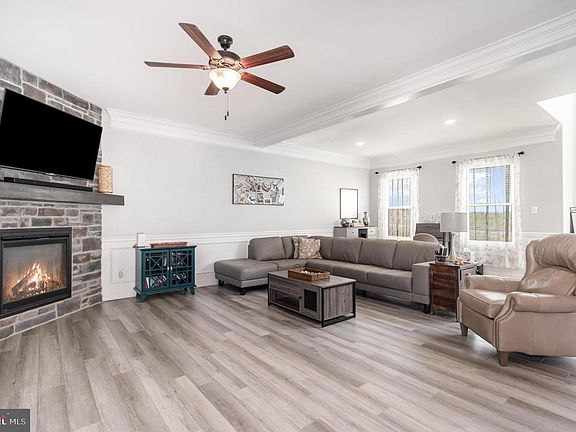 3rd image of 465 Winchester Dr