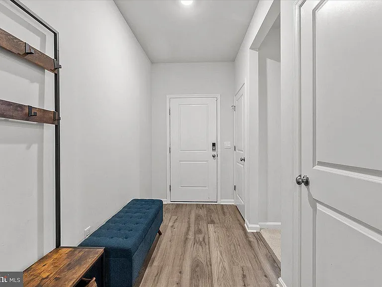 109 Woodford Dr — Photo 3