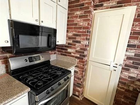 5th image of 834 Benita Pl