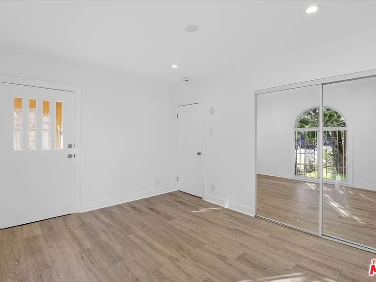 1185 S Tremaine Ave — Photo 15