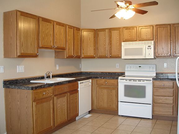 Large kitchen w/granite countertops