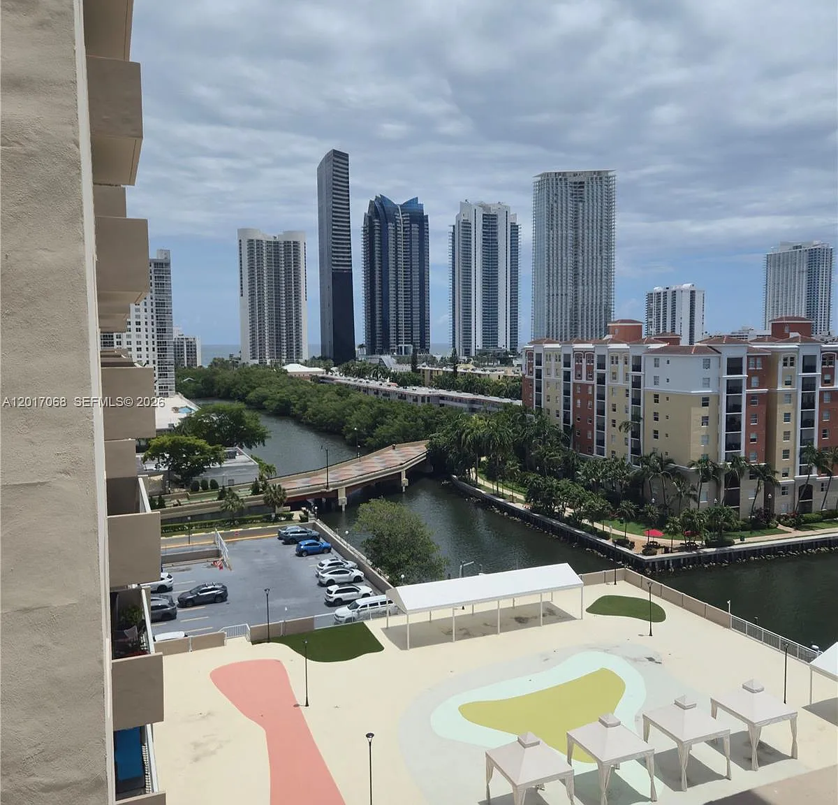 Winston Towers 100 Condo — Photo 2