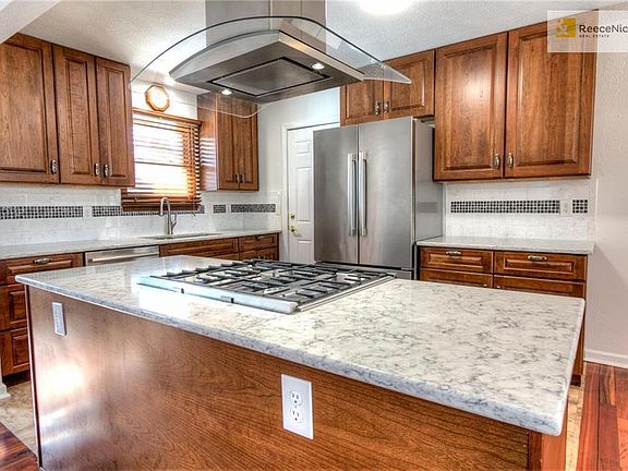 Center island with gas range