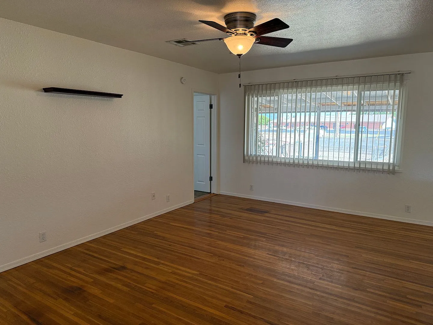 4 Bedrooms, 2 bathrooms with refrigerated Air. — Photo 3