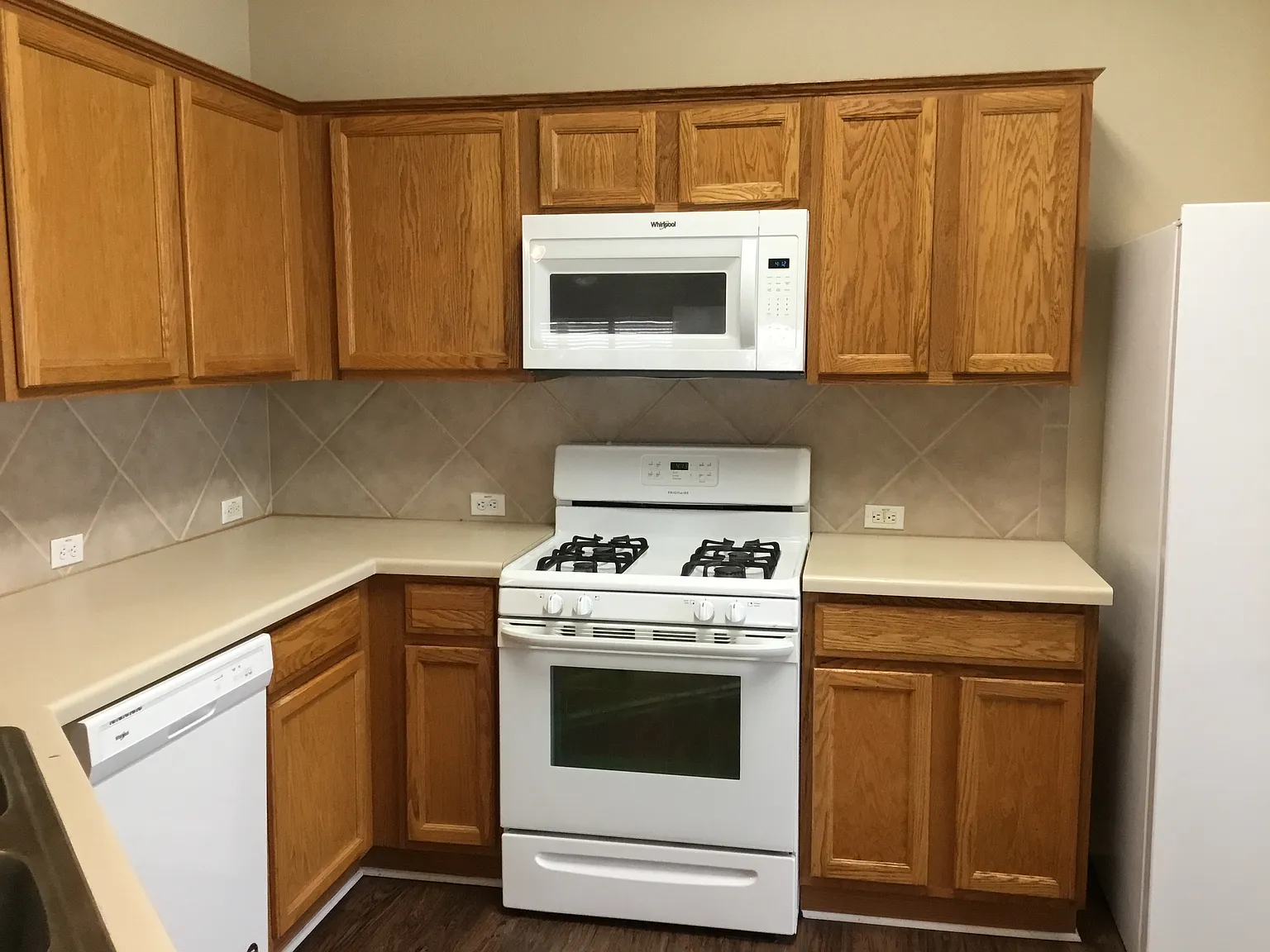 3 bed, 2.0 bath, 1827 sqft, $2,100 — Photo 2