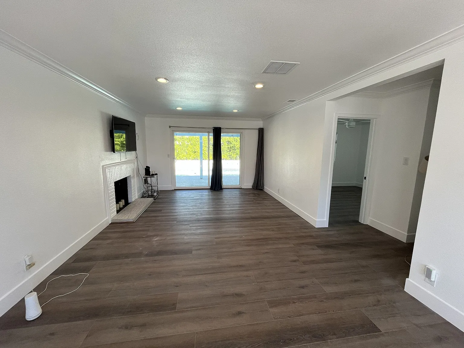 3 bed, 3.0 bath, 1385 sqft, $3,795 — Photo 2