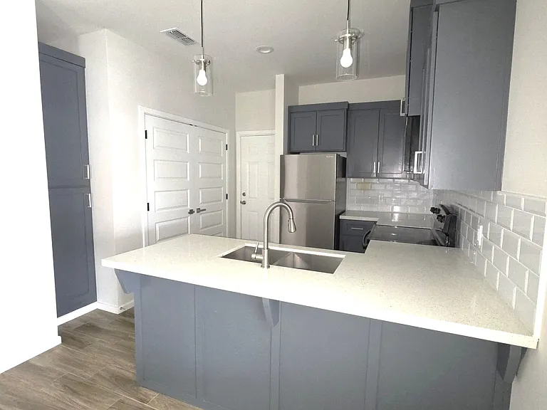 913 N Clarence Ave — Photo 7