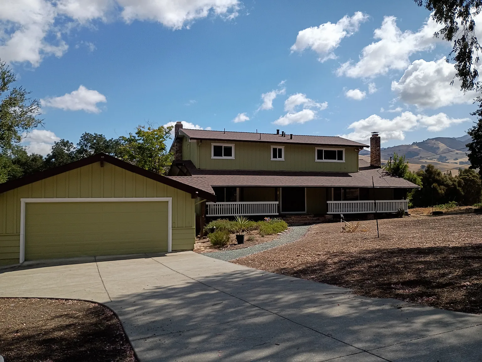 4 bed, 2400 sqft, $6,000 — Photo 1
