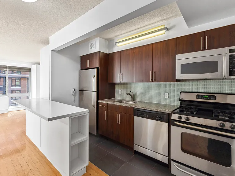 555 W 23rd St #S9K — Photo 4