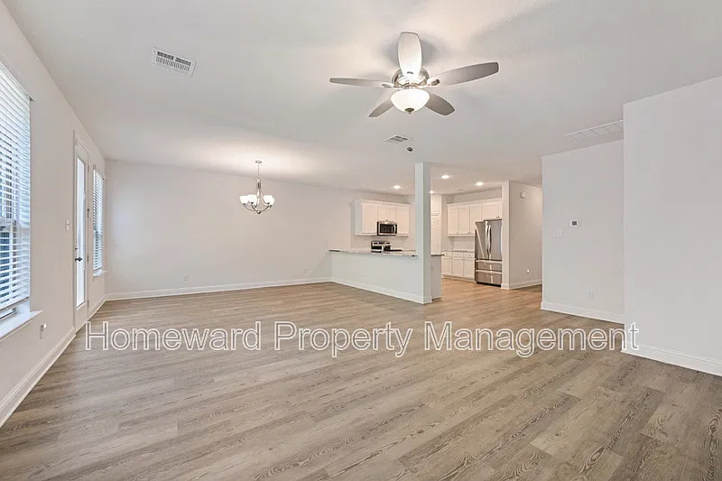 3 bed, 2.0 bath, 2335 sqft, $2,900 — Photo 3