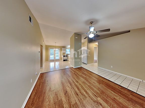 4th image of 919 Park Valley Cir