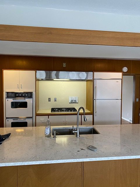 1st image of 300 E Lincoln Ave