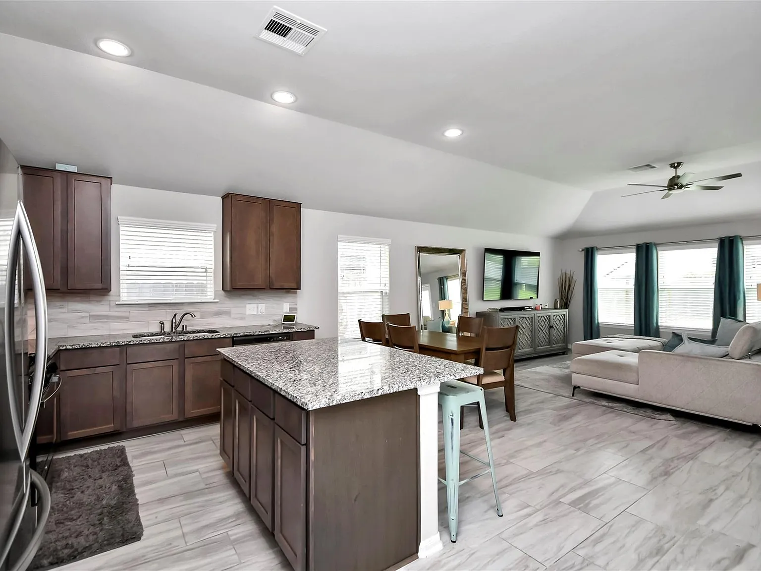 3 bed, 2.0 bath, 1411 sqft, $2,100 — Photo 4