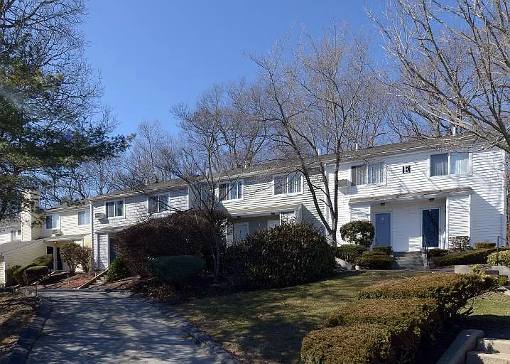 Shorewood Apartments and Townhomes — Photo 24