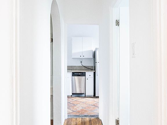 4th image of 660 S Cochran Ave APT 101