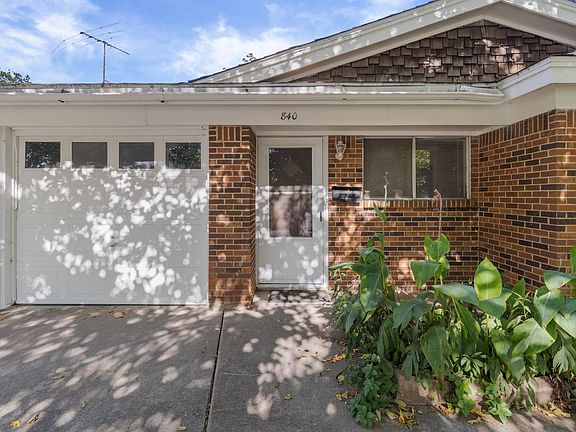 3rd image of 840 Comal Ave